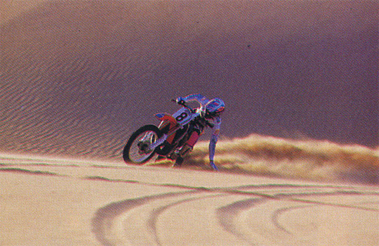 JMB touche le sable alors qu'il est en dérive avec la moto !!